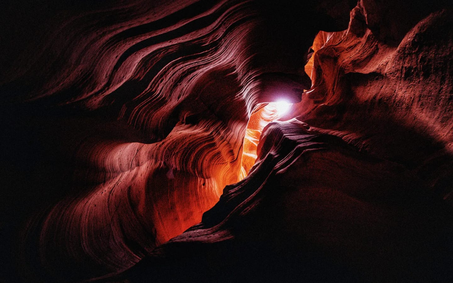 Antelope Canyon: magia di luce e ombra nel deserto